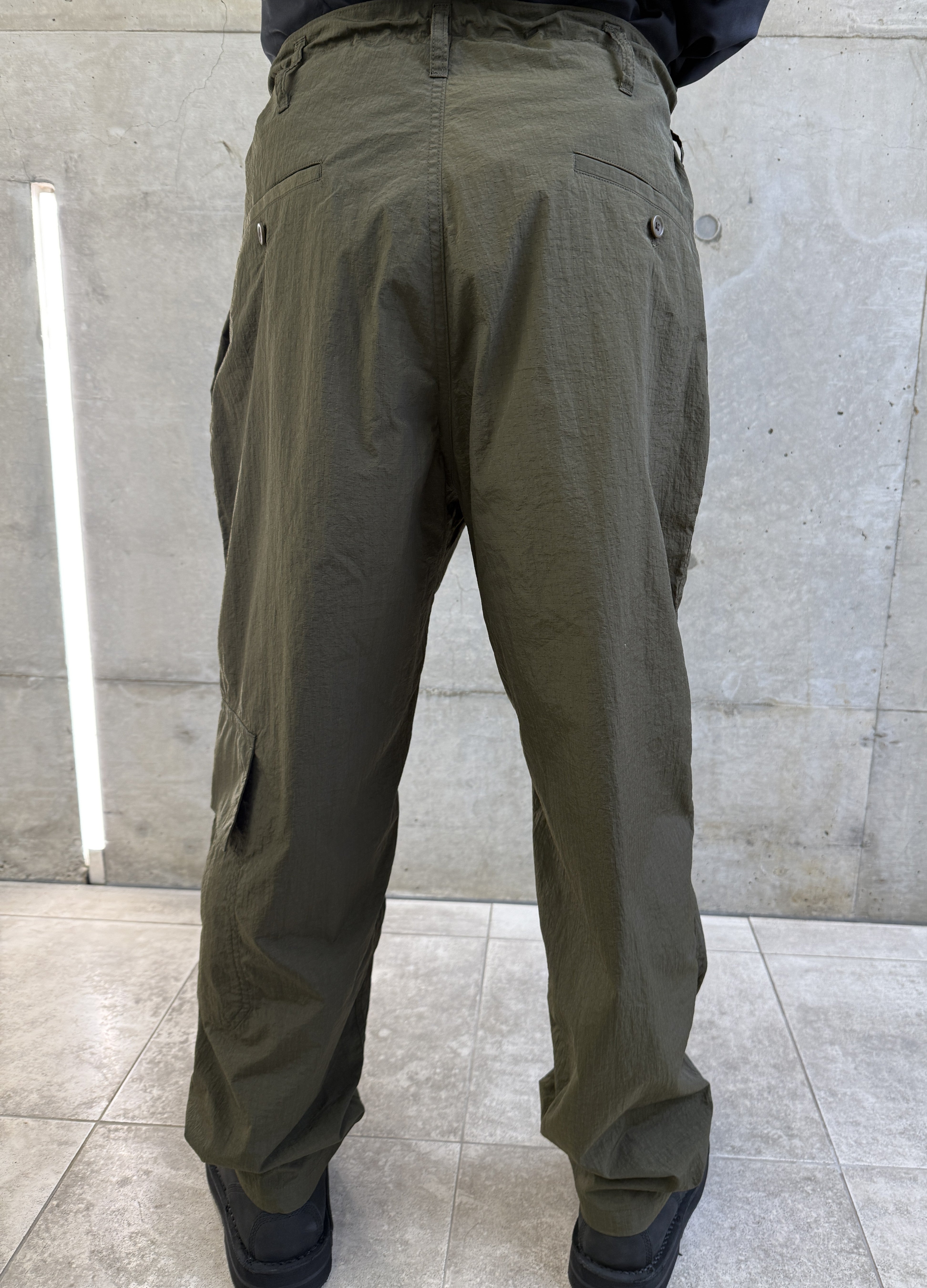 NYLON RIPSTOP SIDE-TUCK DRAWSTRING PANTS P06-601-1 カーキ(Khaki)