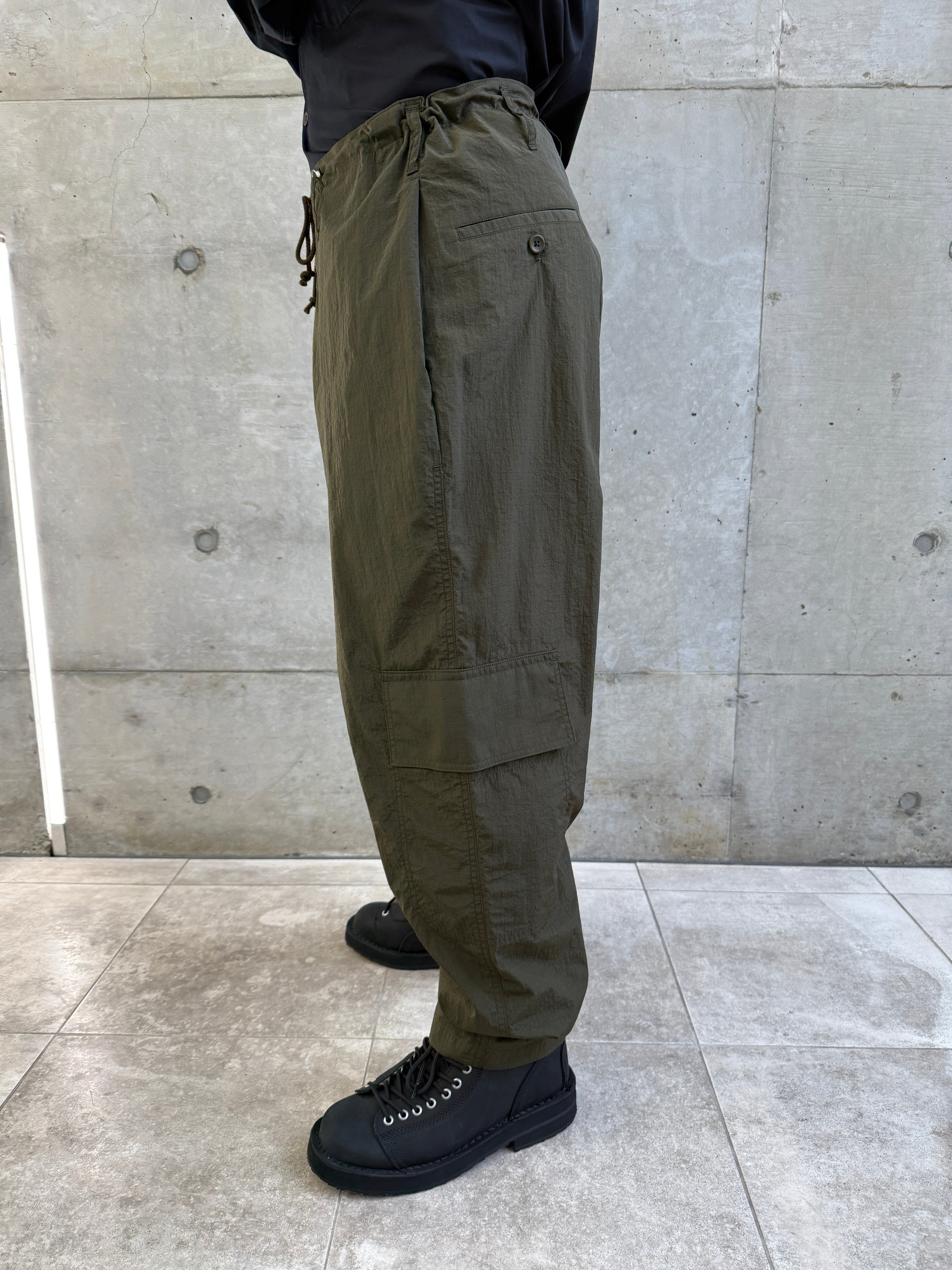 NYLON RIPSTOP SIDE-TUCK DRAWSTRING PANTS　 P06-601-1 カーキ（Khaki）