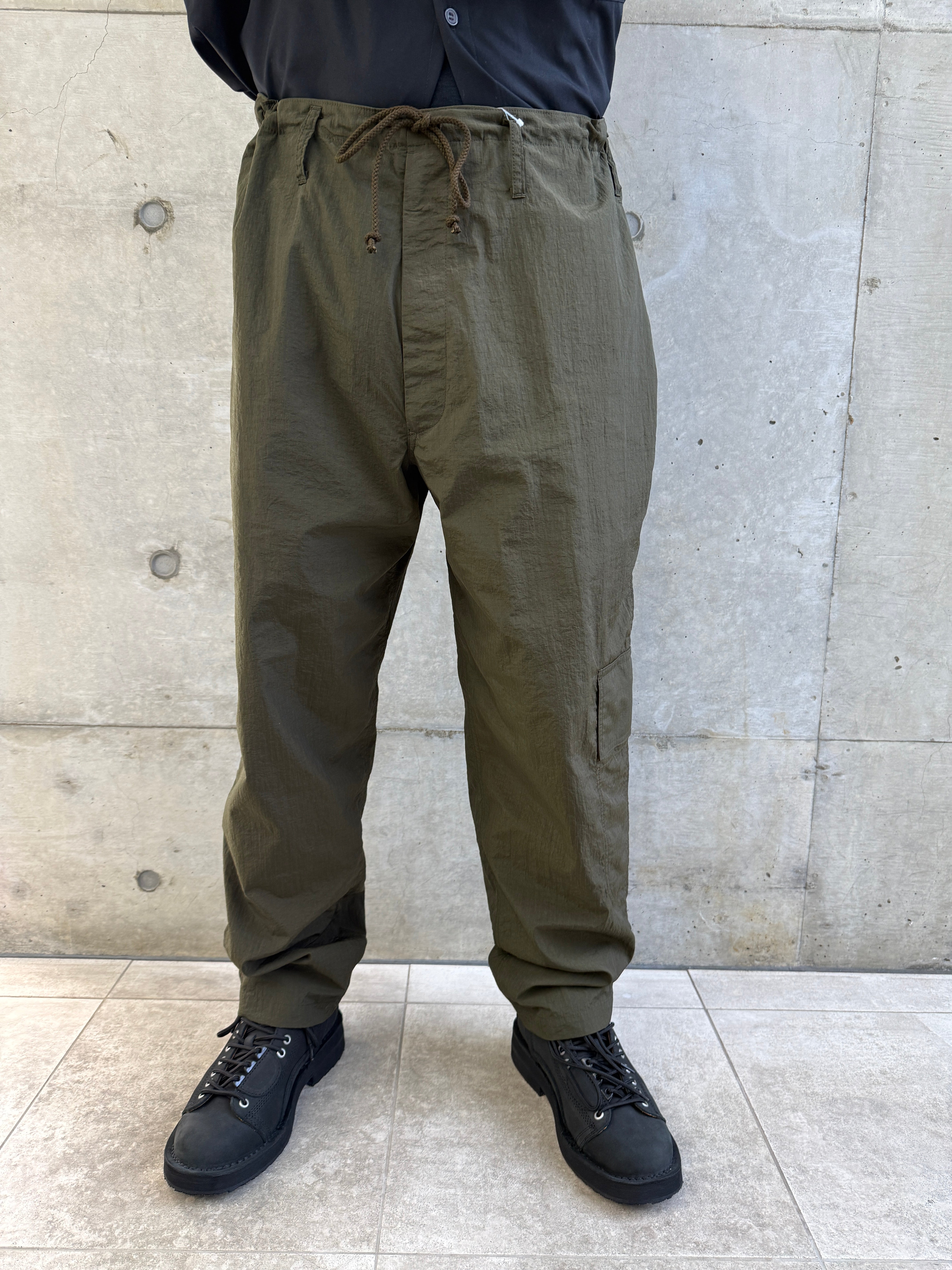 NYLON RIPSTOP SIDE-TUCK DRAWSTRING PANTS　 P06-601-1 カーキ（Khaki）